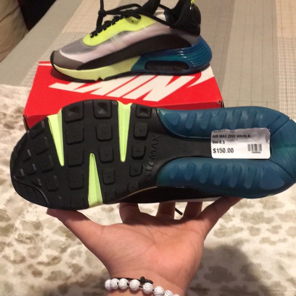 Never worn AirMax 2090 size 8.5 very comfy nice material - Picture 2 of 3